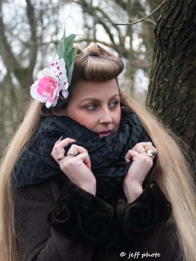 Détail de la pince porter dans la coiffure de la grande fleur d'orchidée