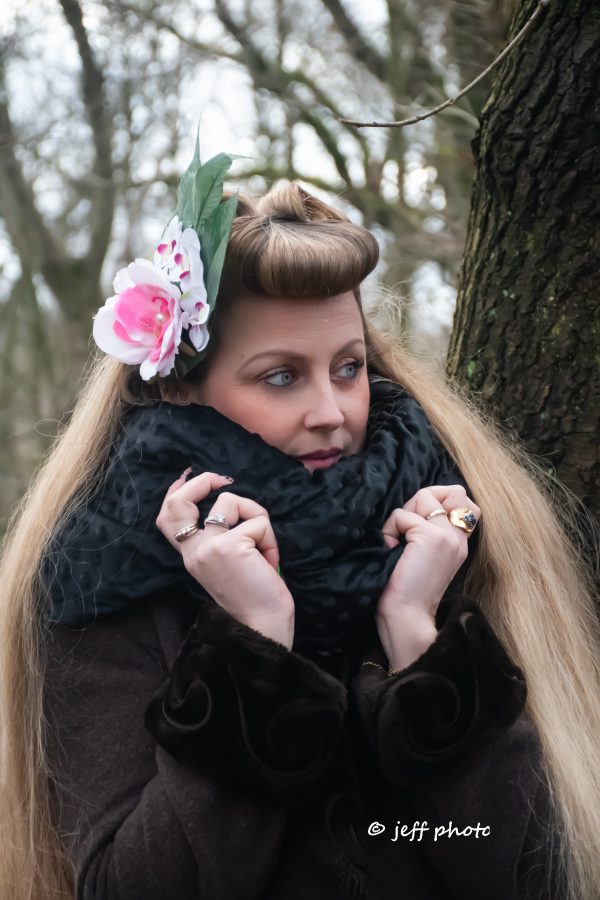 Détail de la pince porter dans la coiffure de la grande fleur d'orchidée