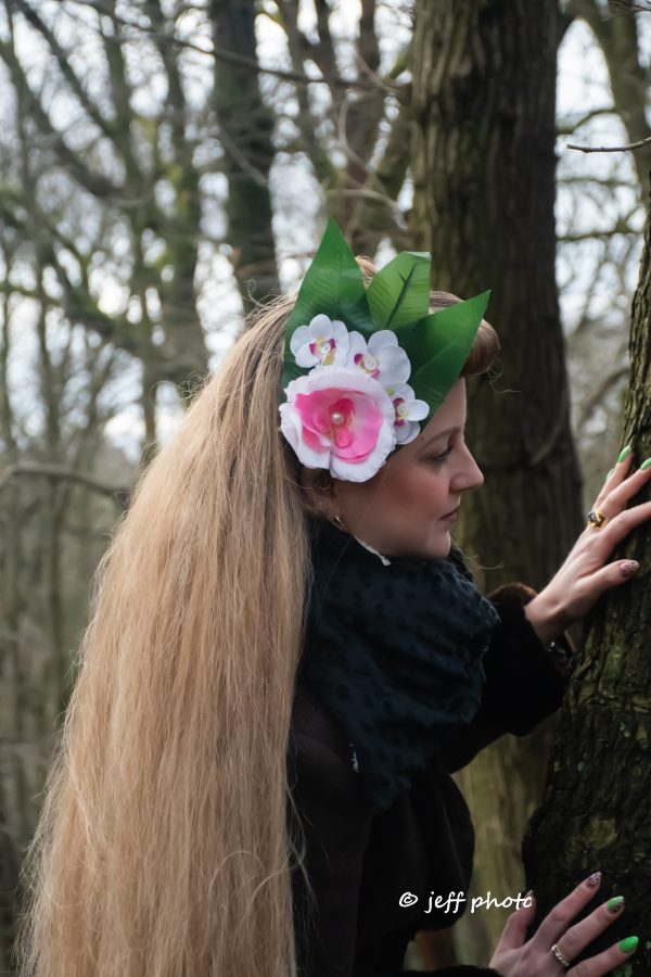 pince à cheveux composition fleurale avec des orchidées en fausse fleurs