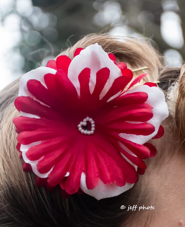 Pince à cheveux special saint valentin rouge et blanche avec un coeur de perle