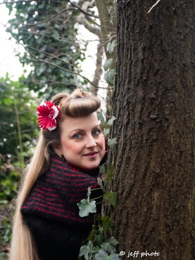 pince à cheveux fleur rouge et blanche porter sur le côté dans la coiffure