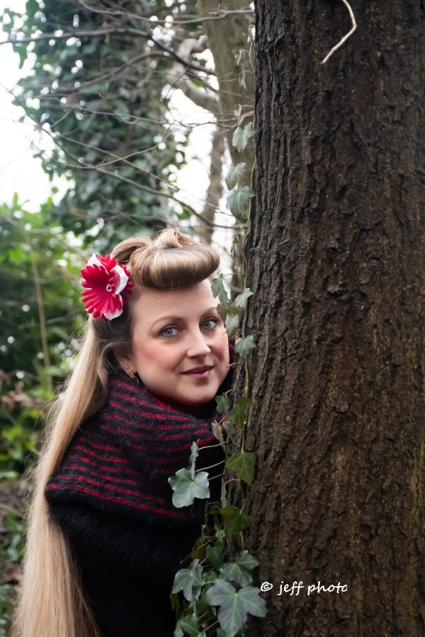 pince à cheveux fleur rouge et blanche porter sur le côté dans la coiffure