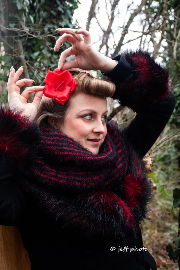 Pince à cheveux en forme de rose de couleur rouge en son centre petit coeur avec une flèche , accessoire cheveux pour une pin up ou pas.