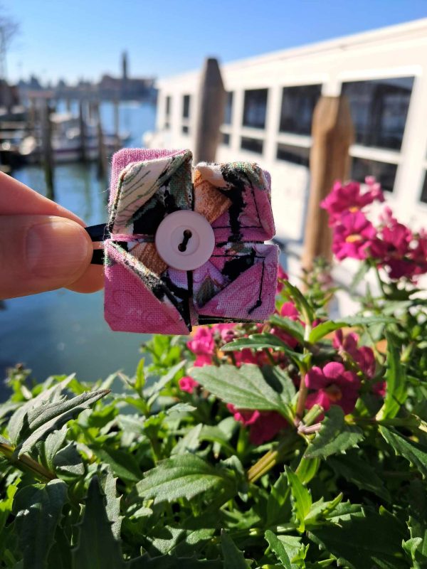 Pince à cheveux en origami en coton imprimé rose et noir avec petit bouton decoratif en son centre